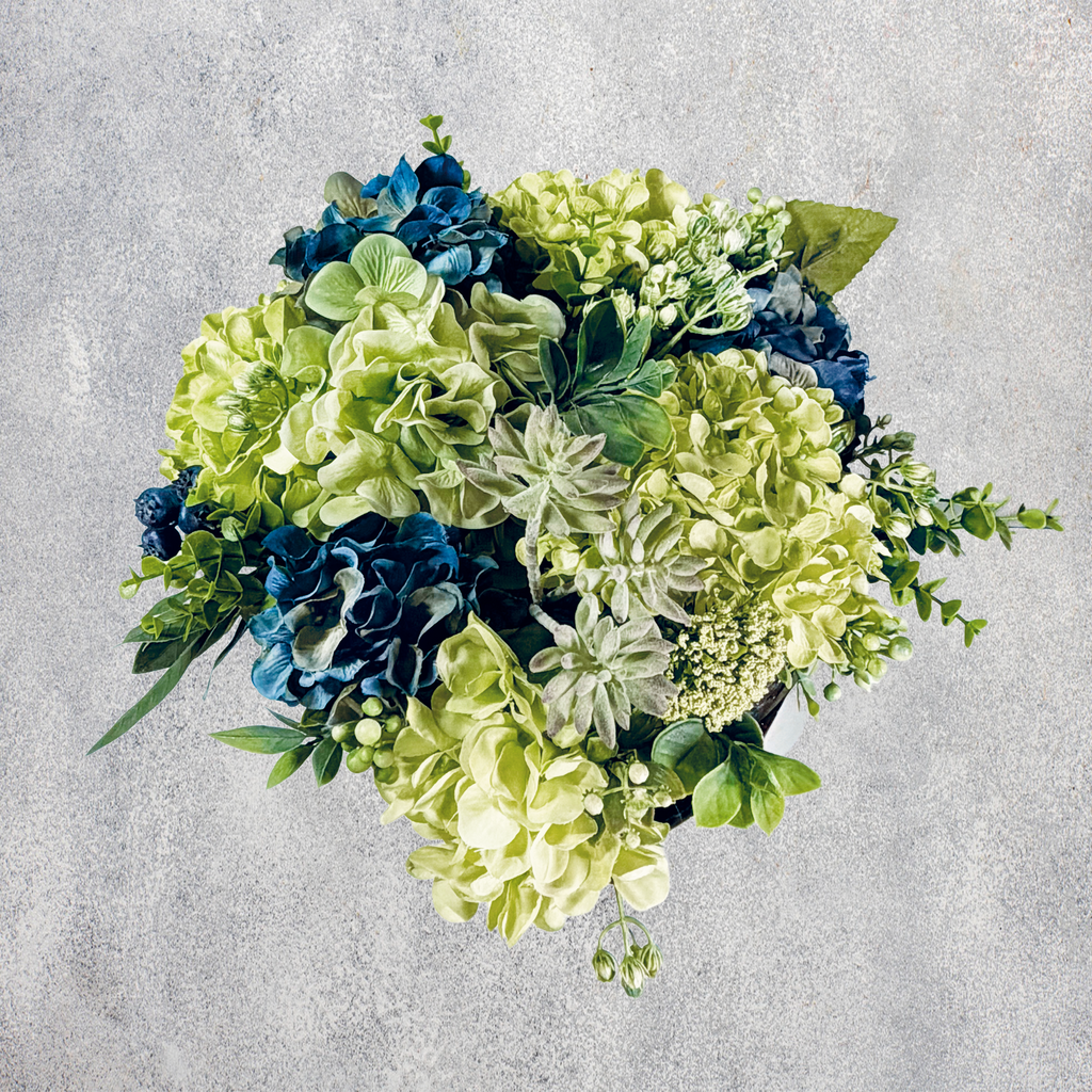 Centro de Mesa "Hydrangea Blue Elegance" – Arreglo Floral de Lujo