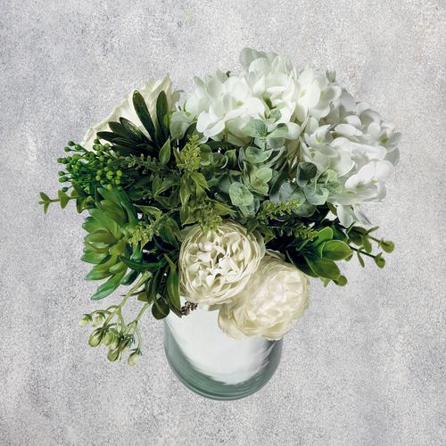 Arreglo Floral Minimalista – Hidrangea Blanca en Base Espejo