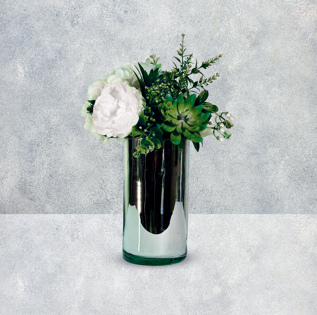 Arreglo Floral Minimalista – Hidrangea Blanca en Base Espejo