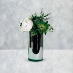 Arreglo Floral Minimalista – Hidrangea Blanca en Base Espejo